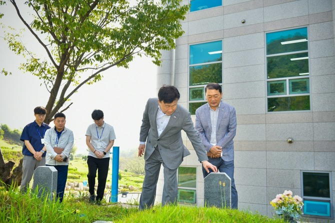 정기명 여수시장이 추석을 앞둔 14일 오전, 여순사건 암매장 희생자의 발굴 유해가 안치된 여순사건 희생자 묘역을 참배했다. 사진=여수시