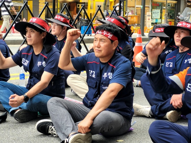 문병국 한국노총 전국금속노조연맹 고려아연노조위원장(사진 가운데)이 19일 MBK파트너스 본사가 위치한 서울 종로1가 D타워 앞에서 MBK파트너스의 고려아연 지분 인수 시도를 철회할 것을 촉구하는 집회에 고려아연 노조원과 함께 참가하고 있다. 사진=글로벌 이코노믹