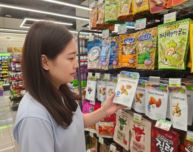 CU가 이달 건강 견과 차별화 브랜드 ‘Get Natural’ 신제품을 선보인다. / 사진=CU