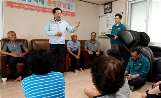 유정복 인천시장이 18일 북한 접경지역 강화군민깨 소음 방송 피해와 관련해 대책을 마련하겠다고 설명하고 있다. 사진=인천시