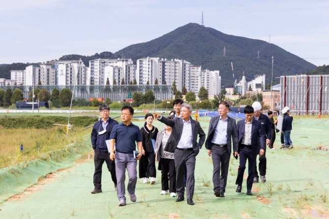 윤환 구청장은 계양테크노밸리 공공부지 현장 공사, 공무원 관계자들과 둘러보며 점검을 하고 있다.    사진=계양구