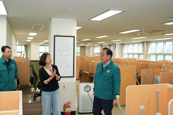 22일 하윤수 부산시교육감(맨 오른쪽)이 호우 피해학교를 점검하고 있다. 사진=부산시교육청