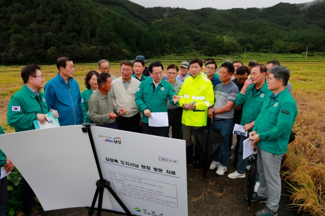 김철우 보성 군수와 김영록 전남도지사가 22일 호우·강풍으로 인한 벼 도복 피해 현장을 방문해 피해 현황을 점검하고 벼멸구 긴급 방제비 지원 및 농업재해 대책을 논의하고 있다. 사진=전남 보성군