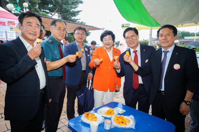 김경희 이천시장(가운데)이 햇사레 장호원복숭아축제 방문해 복숭아를 시식하고 있다. 사진=이천시