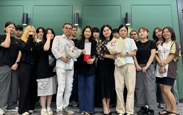 동의과학대 헤어뷰티과 실습실에서 수상 기념 촬영 모습. 사진=동의과학대학교