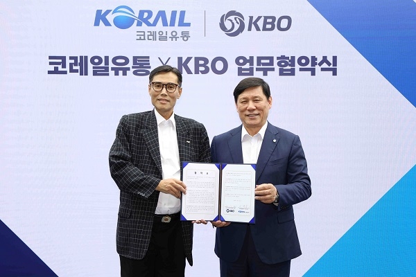 코레일유통과 한국야구위원회(KBO)가 23일 KBO 미디어센터에서 업무협약을 체결했다. 이택상 코레일유통 대표와 허구연 한국야구위원회 총재(왼쪽부터)가 협약식 후 포즈를 취하고 있다. 사진=코레일유통