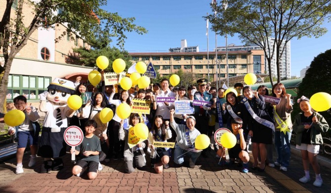 이상일 용인특례시장(가운데)이 24일 수지구 신촌초등학교 앞에서 어린이 교통안전 캠페인에 참여했다. 사진=용인특례시