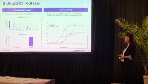 24일(현지시각) 삼성바이오로직스 자넷 리 세포주개발그룹 그룹장이 '2024 바이오 프로세스 인터내셔널' 스피킹 세션에서 신규 CDO 플랫폼을 소개하고 있다. 사진=삼성바이오로직스
