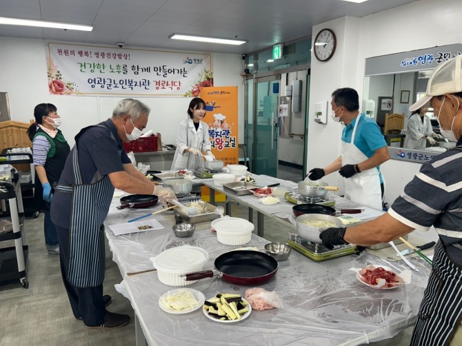 영광군노인복지관에서는 지난 3월부터 남성 어르신들을 대상으로 활기찬 노후를 생활을 돕고 건강한 식습관을 유지 할 수 있도록 매월 「어르신 요리교실」을 운영하고 있다.  사진=영광군