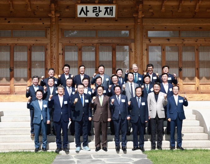 구복규 화순군수가 25일 국회를 방문하여 우원식 국회의장과 신정훈 국회의원을 만나 국비 예산 확보를 위한 정부 지원을 적극 요청했다. 사진=화순군