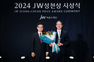 JW중외제약의 공익재단인 JW이종호재단은 지난 25일 경기도 과천시 소재 JW사옥에서 ‘2024 JW성천상’ 시상식을 개최했다. (왼쪽부터) 이경하 JW이종호재단 이사장(JW 회장)과 2024 JW성천상 수상자 유덕종 에티오피아 세인트폴병원 밀레니엄 의과대학 교수가 기념촬영을 하고 있다. 사진=JW홀딩스