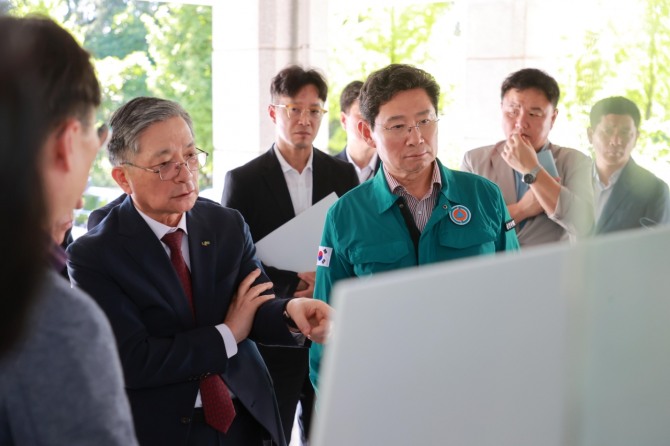 이상일 용인특례시장이 24일 언남지구 사업 대상지인 옛 경찰대 현장 방문했다. 사진=용인특례시