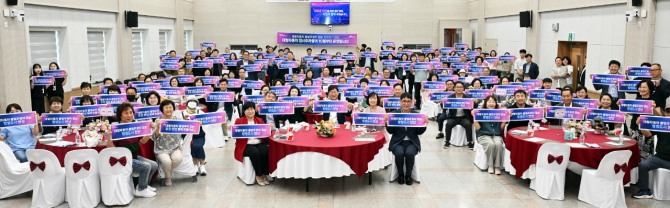 이민근 시장은 행사에 참석한 시민 100여명 앞에서 대형자동차 불법주정차 문제 해소를 위한 그간의 활동 상황과 대책을 공유하고‘불법주정차 없는 청정도시 안산 결의’를 선포했다. 사진=안산시