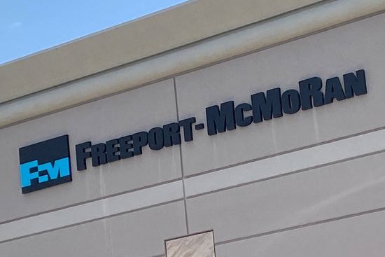 구리 광업 회사 프리포트 맥모란(Freeport-McMoRan)의 로고가 미국 애리조나주 피닉스에 있는 사무실에 부착돼 있다. 사진=로이터