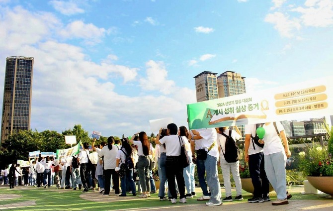 서울 잠실 석촌호수서 ‘말씀대성회’ 홍보 걷기 행사를 진행했다. 사진=신천지 성남교회