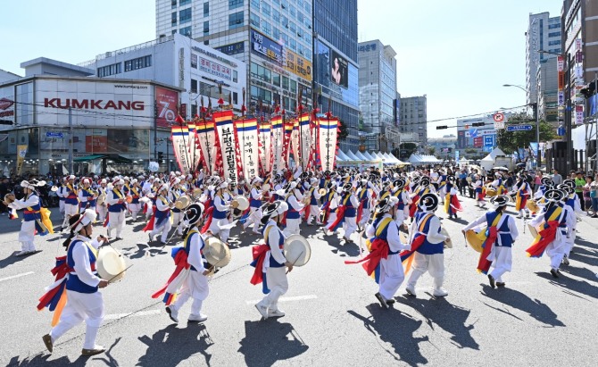 부평구축제위원회, 부평문화원, 부평구문화예술인협회 등이 마련한 예술놀이터에서 시민들이 전통놀이, 퍼포먼스를 하고 있다.   사진=부평구