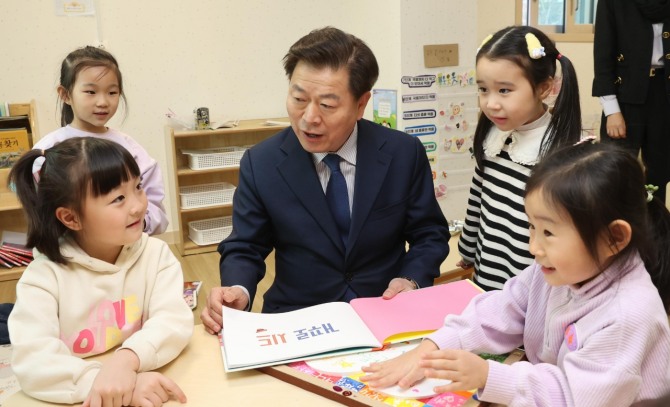 광명시는 처음으로 내·외국인간의 차별 없는 보육환경을 조성하기 위해 외국인 자녀(0세~5세) 보육료를 10월부터 전액 지원한다. 사진=광명시