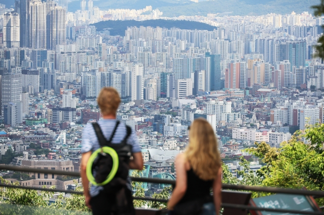 서울 남산에서 바라본 시내 아파트 단지 모습. 사진=연합뉴스 