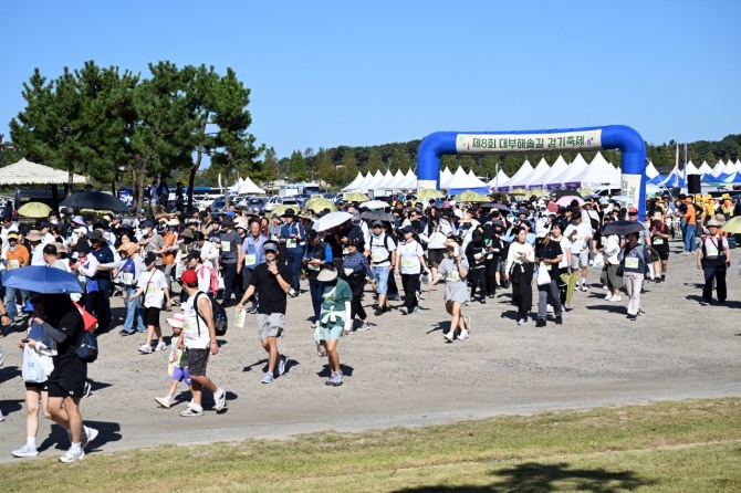 지난 29일 열린 제8회 대부해솔길 걷기 축제가 1100여 명의 참가자들의 뜨거운 참여와 성원 속에 성공적으로 마무리됐다. 사진=안산시