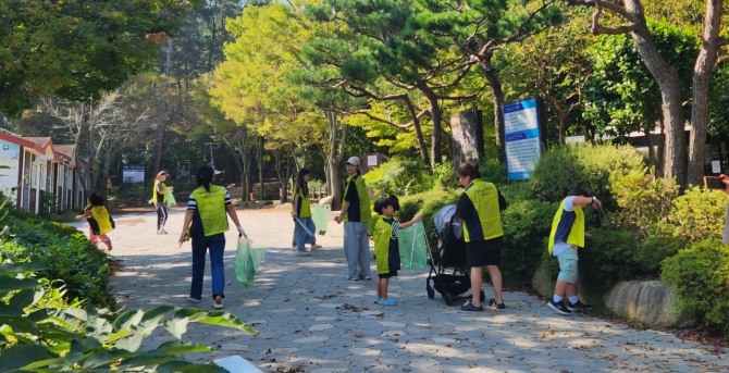 영암군자원봉사센터가 9/27~28일 국민여가캠핑장과 기찬랜드에서 청년단체 회원과 청년자원봉사자 50명이 참가한 가운데 ‘청년 렛츠고 영암 볼런투어’를 진행했다. 사진=전남 영암군