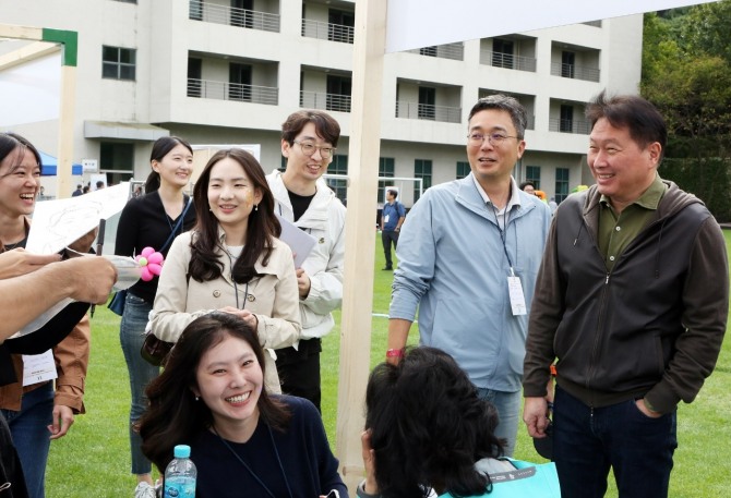 최태원 SK그룹 회장이 3일 경기 이천시 SK텔레콤 인재개발원에서 열린 한국고등교육재단 홈커밍데이 행사에서 김유석 한국고등교육재단 대표 등 참석자들과 대화하고 있다. 사진=SK