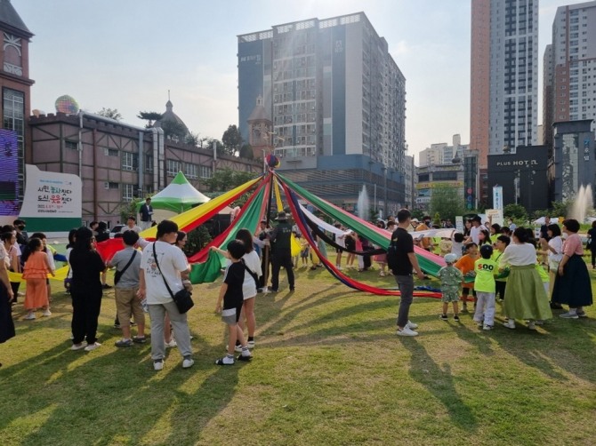 시흥시는 18일부터 19일까지 월곶동 공영도시농업농장에서 도시농부 가족과 시민들이 함께 어울리는‘도시농업과 함께하는 추억여행’이라는 주제로‘제6회 시흥시 도시농업한마당’을 개최한다. 사진=시흥시