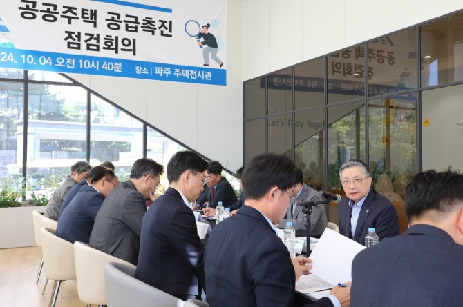 한국토지주택공사가 파주운정3 A20블록 공공분양 본청약 공급을 위한 견본주택 개관식 이후 공공주택 공급촉진 점검회의를 개최했다. 회의에서 발언하고 있는 이한준(오른쪽 두번째) 한국토지주택공사 사장.