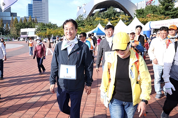 ‘2024년 고양특례시장기 암 환우와 함께 걷기, 아름다운 동행’행사에서 이동환 고양시장이 시민들과 걷고있다. 사진=고양시