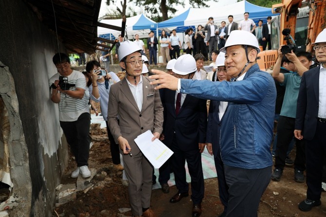 이상민 행정안전부 장관이 지난달 11일 경남 고성군 삼산면 방문하여 저출생과 지방소멸 위기 대응 관련 빈집정비 사업 현장을 점검하고 있다. 사진=행정안정부