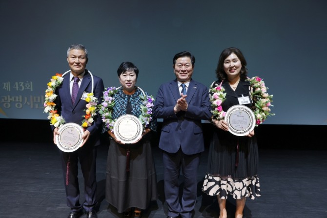 광명시가 개청 43주년을 맞아 지난 4일 오후 시민회관 대공연장에서 광명시민의날 기념식을 개최했다. 사진은 광명시민대상 수상자와 박승원 광명시장. 왼쪽에서부터 김군채, 최미정, 박승원 광명시장, 김지영. 사진=광명시