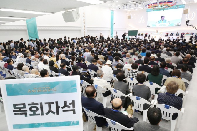 지난 5일 서울 지역 목회자들이 영등포에서 열린 ‘2024 신천지 계시 성취 실상 증거 말씀대성회’강의를 듣고 있다. 사진=신천지예수교회