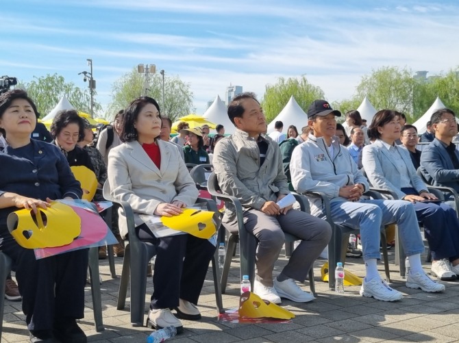  '제1회 서울 동물보호의 날' 기념행사에 참석중인 박춘선 서울시의회 환경수자원 부위원장(좌측 두번째) 사진=서울시의회)