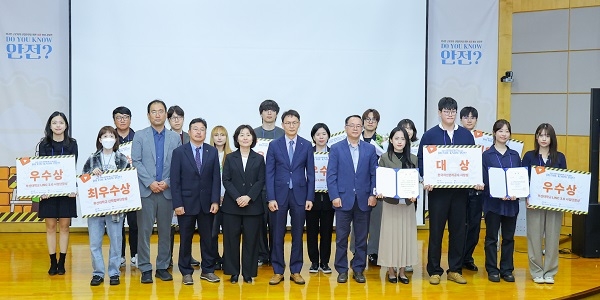 7일 부산대학교에서 열린 ‘외국인 근로자를 위한 안전 영상 공모전’ 시상식에서 김서중 캠코 부사장(사진 앞줄 왼쪽에서 다섯번째) 등 참석자들이 기념촬영을 하고 있다. 사진=캠코