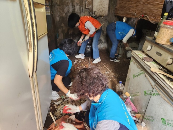 대한건축사협회 순천지역건축사회(회장 정운기)는 지난 4일 송광면 행정복지센터(면장 이선화)를 방문하여 지역 내 취약계층을 위해 라면․쌀국수․화장지 등 100만원 상당의 생필품을 기부했다. 사진=순천시