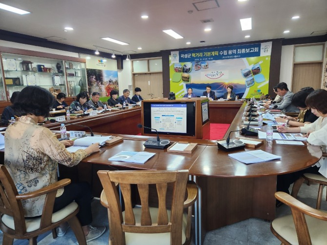 전남 곡성군은 지난 4일 소통마루에서 이귀동 군수 권한대행을 비롯한 관련 부서 담당자와 교육지원청 등 19명이 참석한 가운데, 건강한 먹거리 제공과 지속 가능한 농업, 지역경제 활성화를 목적으로 하는 지역먹거리 기본계획 수립 연구용역 최종보고회를 개최했다. 사진=곡성군