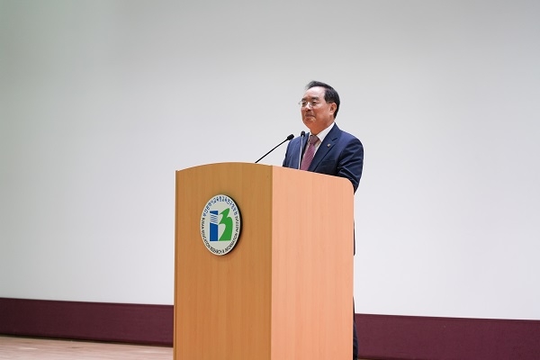 하윤수 부산시교육감이 8일 부산교육연구정보원 대강당에서 열린 ‘부산학력체인지 학부모 연수’에서 인사말을 하고 있다. 사진=부산시교육청