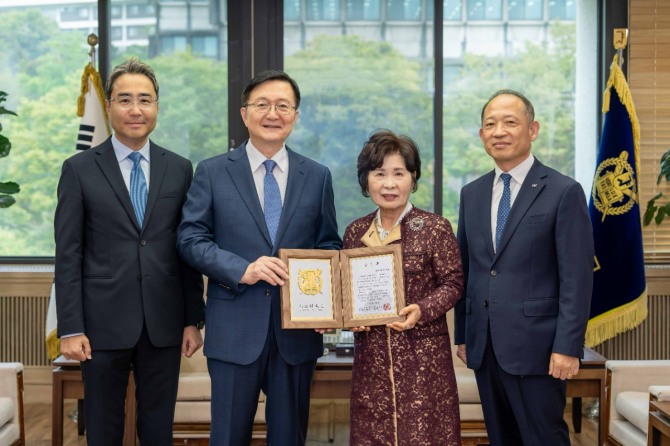 한국콜마가 서울대학교 인문대학 발전기금을 기부하는 행사를 갖고 기념사진을 촬영하고 있다. (오른쪽부터) 최현규 한국콜마 대표이사, 김성애 여사, 유홍림 서울대학교 총장, 허현행 한국콜마 부사장. / 사진=한국콜마