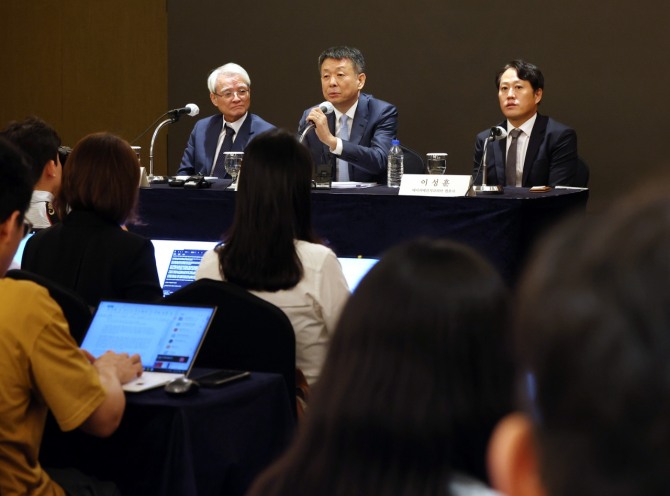 김광일 MBK파트너스 부회장(가운데)이 지난달 19일 오전 서울 중구 롯데호텔에서 열린 MBK파트너스 고려아연 공개매수 관련 기자간담회에서 취재진의 질문에 답하고 있다.  사진=연합뉴스