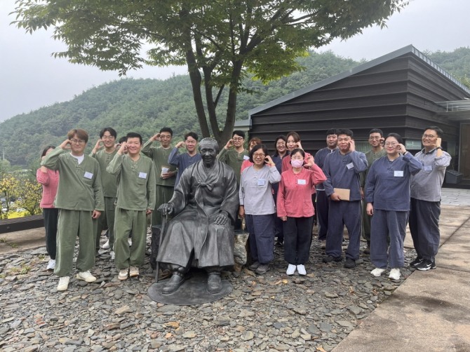 풀무원 아카데미 체험 프로그램에 참여한 풀무원 우수협력기업 임직원들이 풀무원농장의 설립자 원경선 원장 기념관 앞에서 기념촬영을 하고 있다. / 사진=풀무원