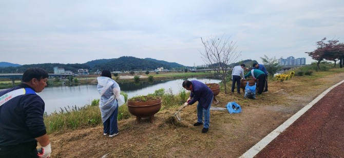 전라남도 나주시 영산동은 지난 7일 주민들과 기관사회단체가 축제 행사장 주변 환경정비 활동을 펼쳤다. 사진=나주시