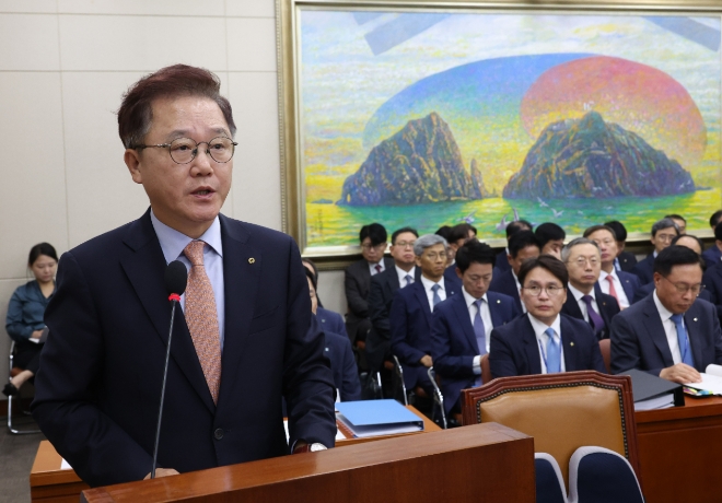 강석훈 KDB산업은행 회장이 10일 국회에서 열린 정무위원회의 금융위원회 등에 대한 국정감사에서 업무보고를 하고 있다. 사진=연합뉴스 