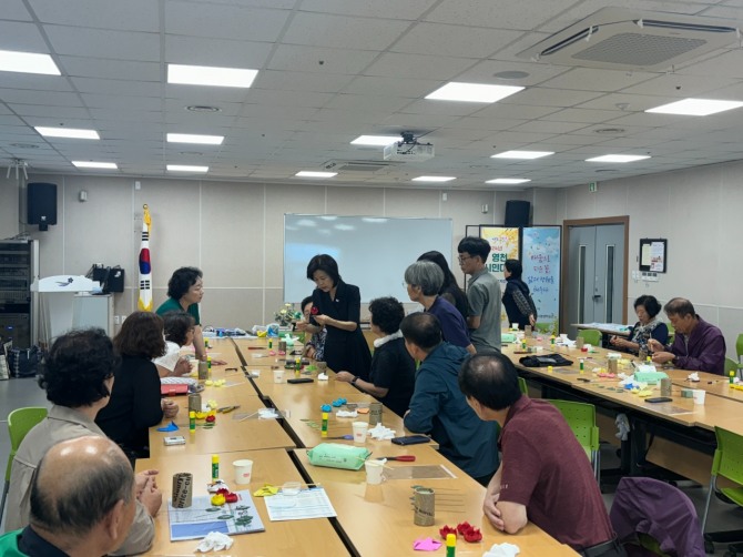 평생학습관에서 수강에 열중하고 있는 시민 수강생들. 사진=영천시 