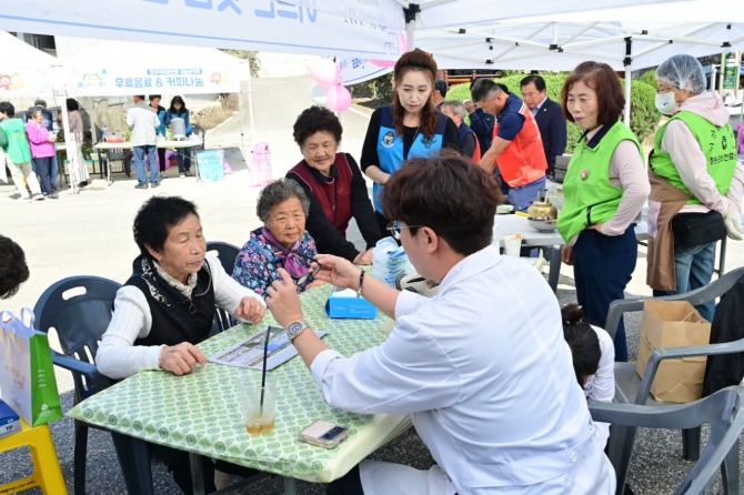 청송군은 8일 부남면 대전3리에서 행복마을 만들기 봉사활동을 실시했다. 사진=청송군 