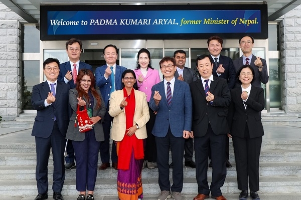 지난 7일 영남대학교를 방문한 아리얄 네팔 전(前) 장관 일행이 기념촬영을 하고 있다. 사진=한국네팔국제교류협회