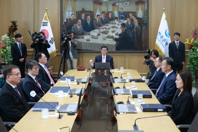 이창용(가운데) 한국은행 총재가 11일 서울 중구 한국은행 본관에서 열린 금융통화위원회를 주재하고 있다. 사진=한국은행