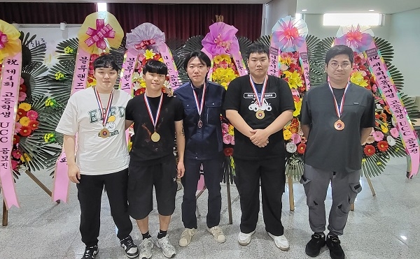 동의과학대학교는 ‘제15회 전국자동차기능경기대회’에서 재학생들이 대거 수상했다고 밝혔다. (왼쪽부터)이건, 차영재, 박주혁, 이진현, 문호성 학생 단체촬영 모습. 사진=동의과학대학교