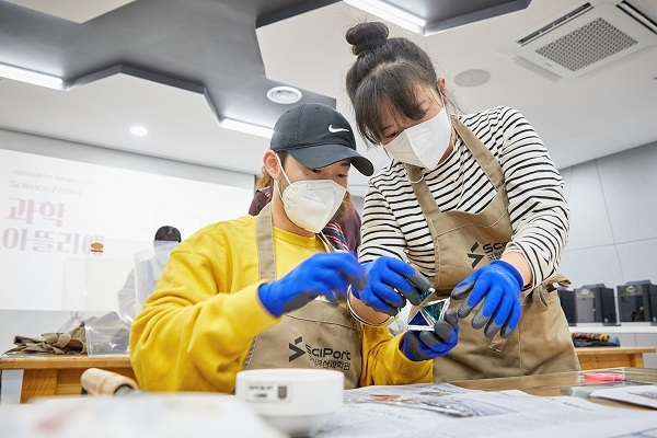 성인 교육프로그램 체험 모습. 사진=국립부산과학관