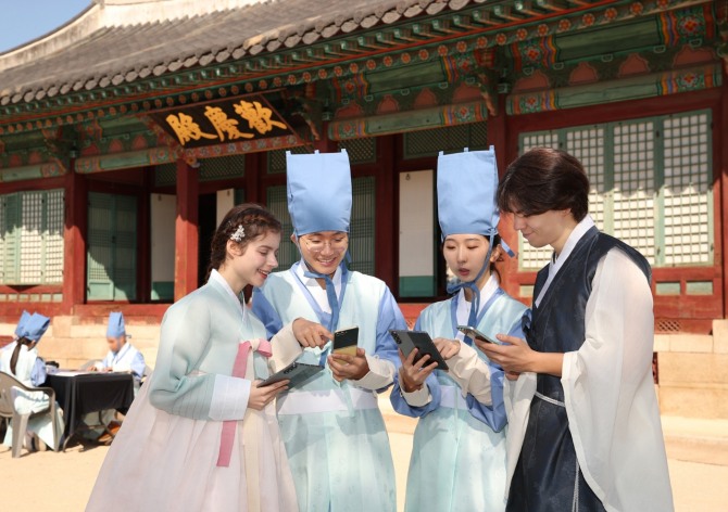 국내외 관광객들이 12일 서울 창경궁에서 대한민국 전통문화와 연계한 '갤럭시 AI'의 다양한 기능을 체험하고 있다. 사진=삼성전자