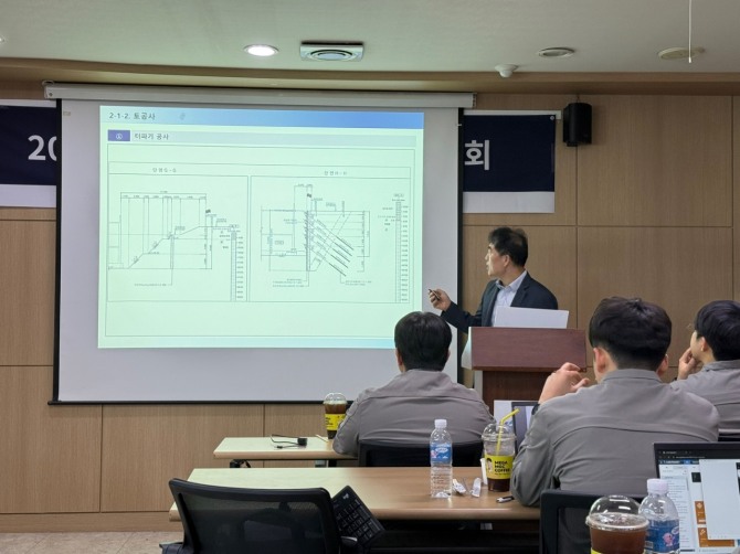 지난 11일 반도건설이 전 현장 보건관리자 직무교육을 진행했다. 현장안전진단컨설팅 업체 한경S&C 복훈 대표가 보건직무교육을 진행하고 있는 모습. 사진=반도건설