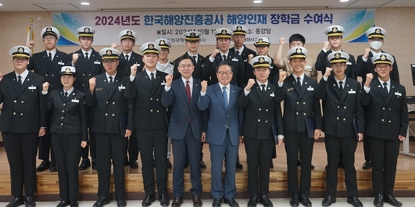 안병길 한국해양진흥공사 사장(앞줄 오른쪽에서 다섯 번째)과 양희복 인천해사고등학교 교장(앞줄 오른쪽에서 여섯 번째)이 행사를 마치고 장학생들과 함께 기념촬영을 하고 있다. 사진=한국해양진흥공사